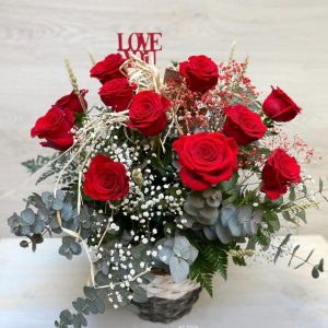 CESTO RÚSTICO DE ROSAS