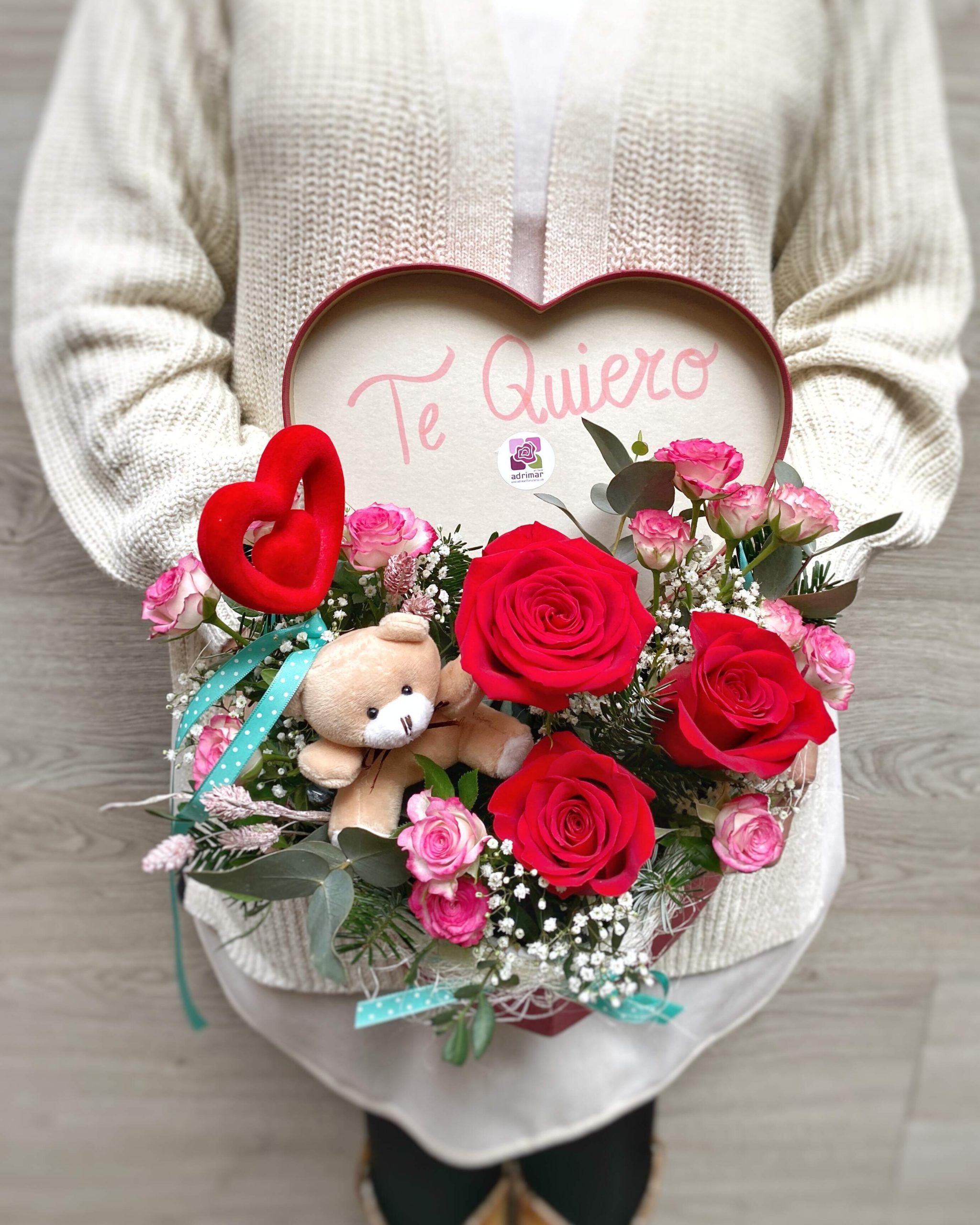 CAJITA CORAZÓN CON OSITO Y ROSAS