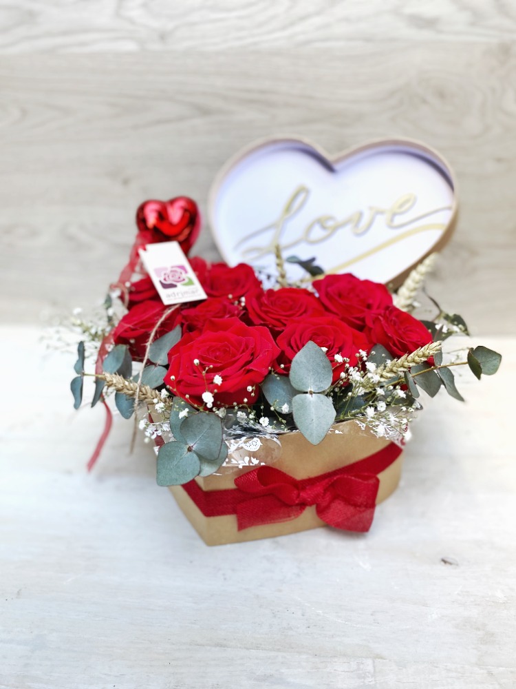 CAJA LOVE CORAZÓN DE ROSAS